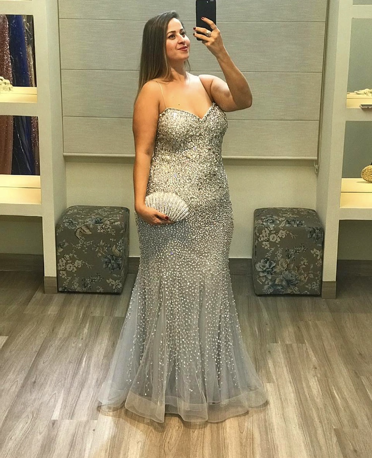 Selfie de mulher usando vestido